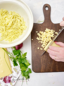 raclette kaese schneiden fuer die pierogi fuellung