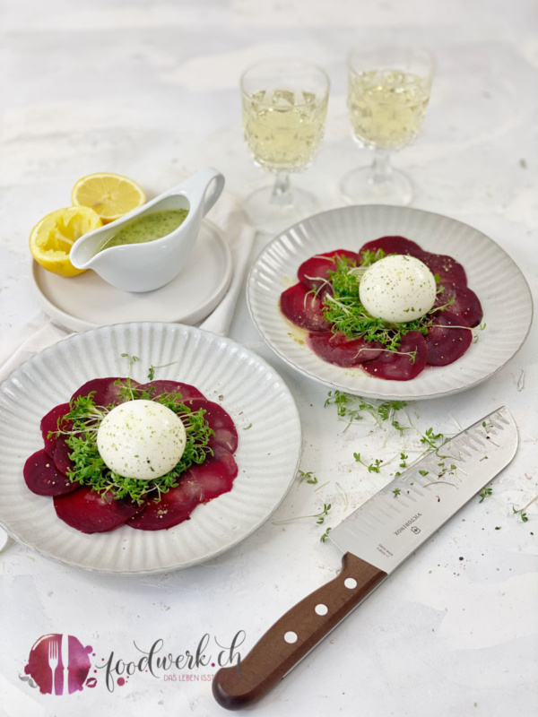 Randencarpaccio mit Burrata und Kresse und auf dem Bild ist auch noch das Victorinox Santoku Messer