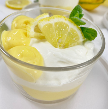 Schichtdessert im Glas mit Lemoncurd, Quarkcreme und Merengues