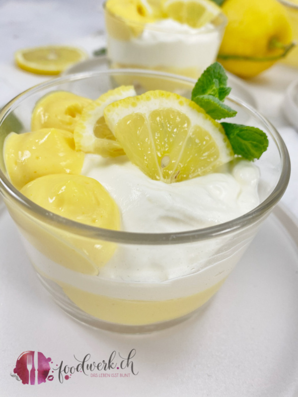 Schichtdessert im Glas mit Lemoncurd, Quarkcreme und Merengues