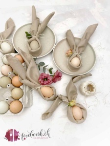 Servietten mit Eier als Tischdeko für den Osterbrunch