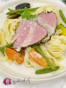 teller mit kalbsfilet sauce und nudeln