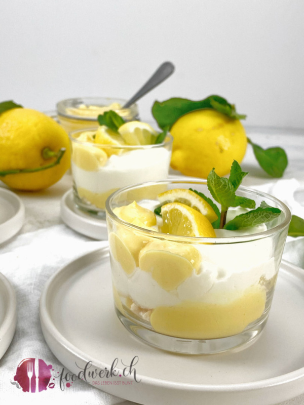 Zitronenschichtdessert im Glas mit Lemoncurd und Merengues