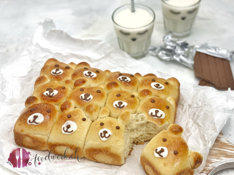 Gebackene Bärchenbrötchen mit Schokolade gefüllt