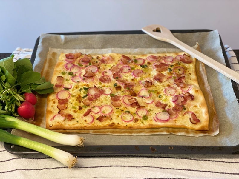 Flammkuchen mit Radiesli und Bundzwiebeln die Angelones