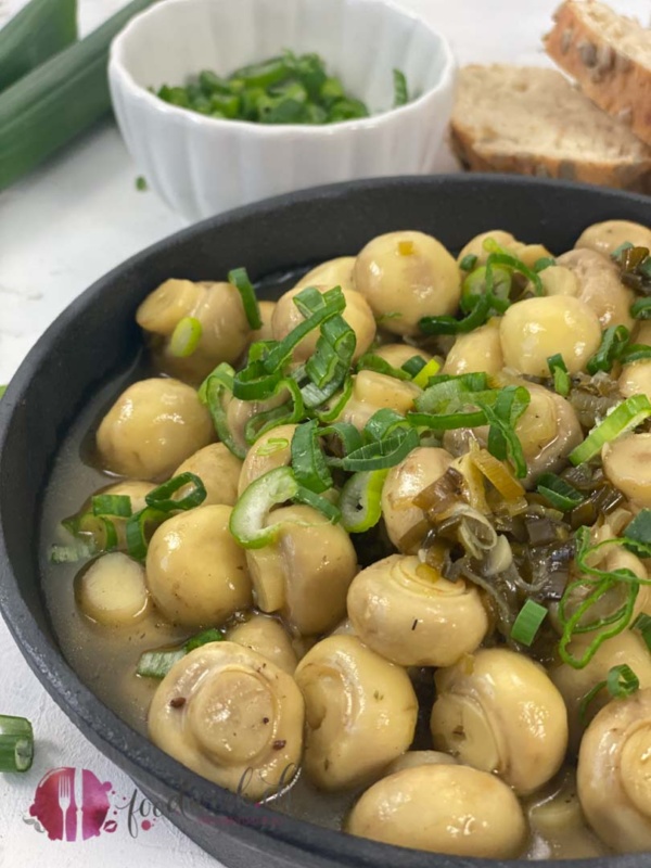 Champignons mit weissem Balsamico, Honig und Frühlingszwiebeln in Gusseisenpfanne