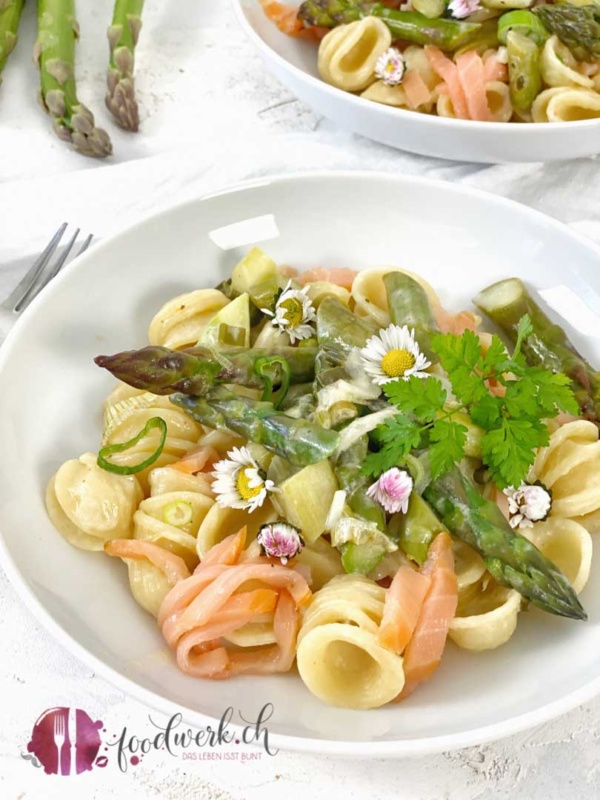 Cremiges Spargelragout mit Pasta und Rauchlachs in weissem Teller