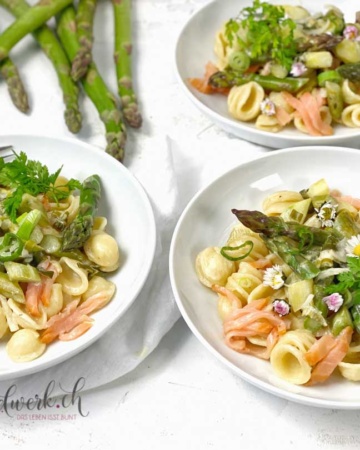 Grünes Spargelragout mir Pasta und Rauchlachs