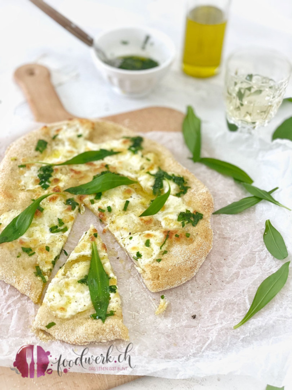 Pizza Bianca mit Bärlauch und Burrata angeschnitten