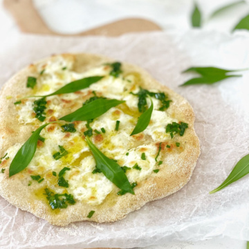 Eine Pizza bianca mit Bärlauch, Burrata und Olivenöl extra vergine