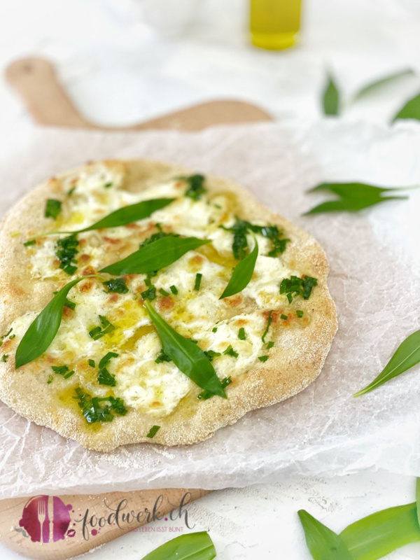 Eine Pizza bianca mit Bärlauch, Burrata und Olivenöl extra vergine