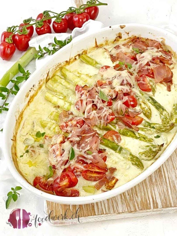 Spargelgratin mit Creme fraiche, Tomaten und Rohschinken