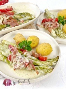Grüner Spargelgratin mit Sandkartoffeln auf Teller angerichtet