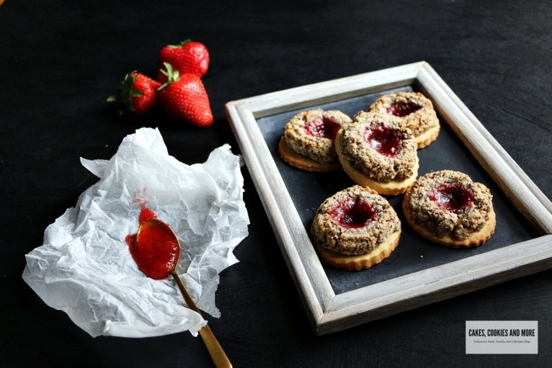 Vogelnestli mit Erdbeeren und Rhabarber - Cake cookies and more