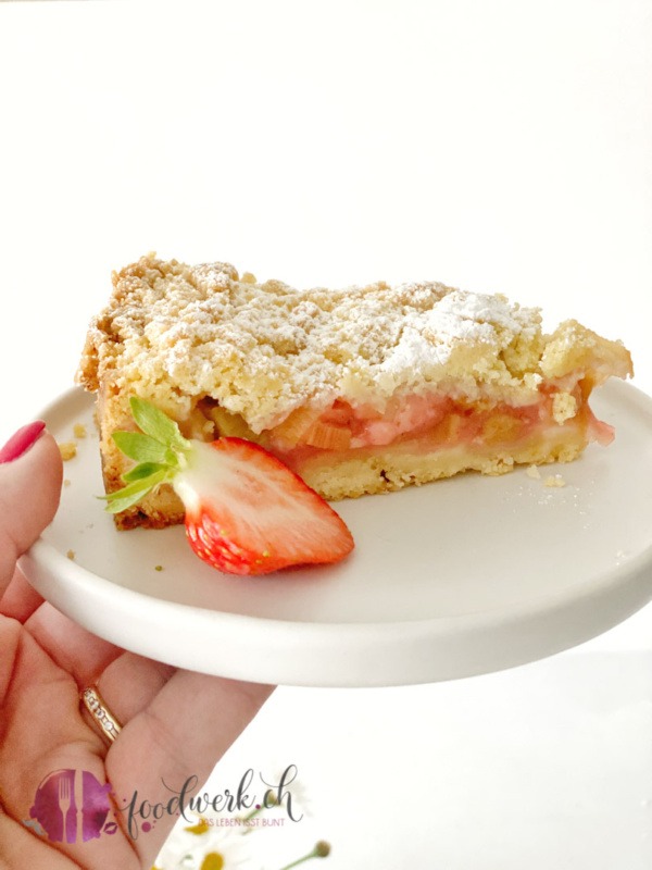 ein stueck streuselkuchen mit erdbeeren und rhabarbern
