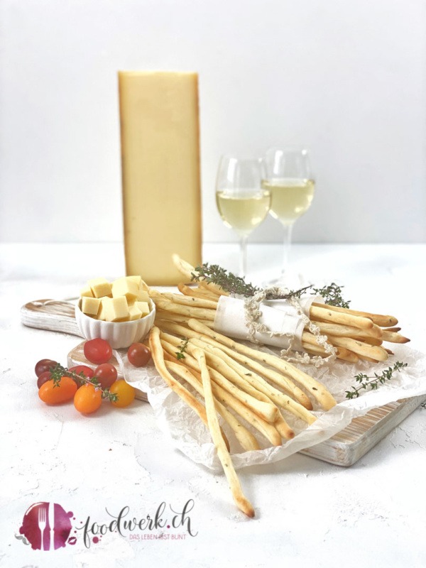 Apero Grissini mit Gruyere AOP mit Wein und Tomaten