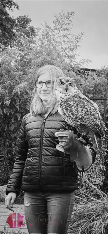 Liv mit Uhu in der Falconeria