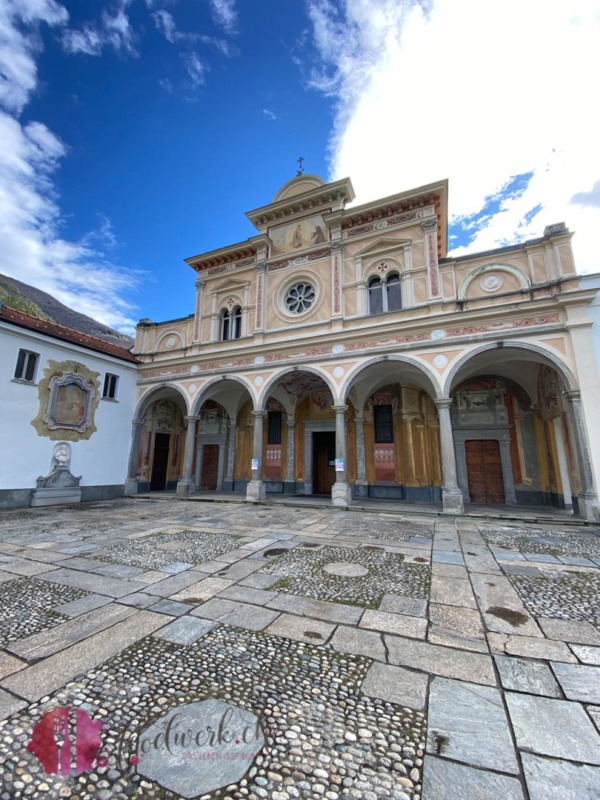 Madonna del Sasso Eingang zur Kirche