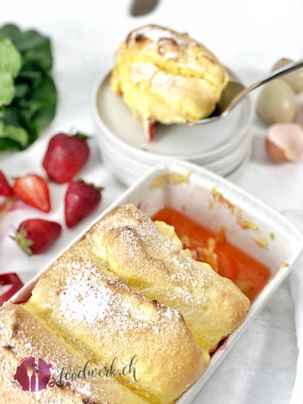 Salzburger Nockerl auf Rhabarber Erdbeer Kompott