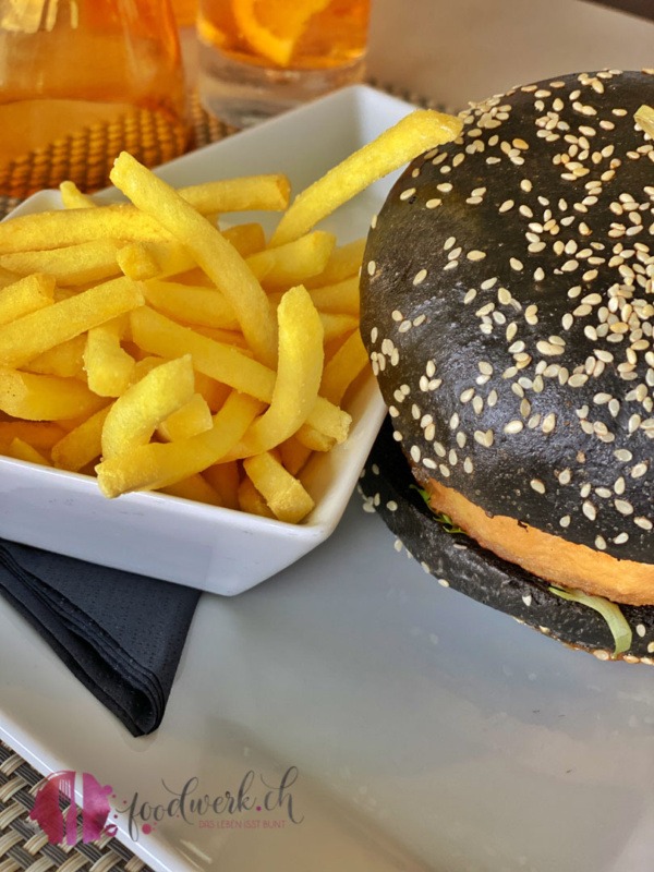 Schwarzer lachsburger im Restaurant Blu