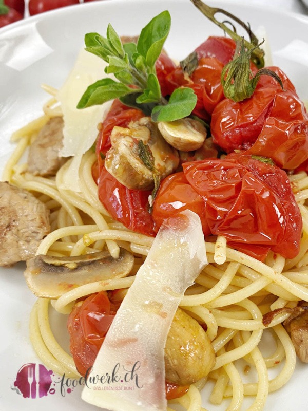 Spaghetti Ticinesi mit Tomaten und Champignons