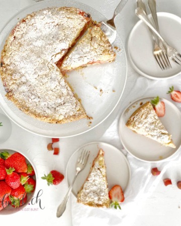 Streuselkuchen mit Erdbeeren und Rhabarber