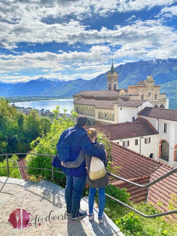 Tobi und Liv vor der Madonna del sasso