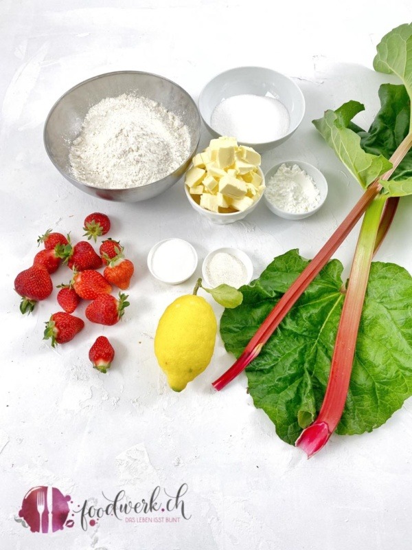Zutaten für den Streuselkuchen mit Erdbeeren und Rhabarber