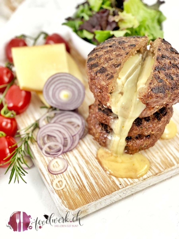 Raclette Suisse Burger mit Tomaten und Zwiebeln