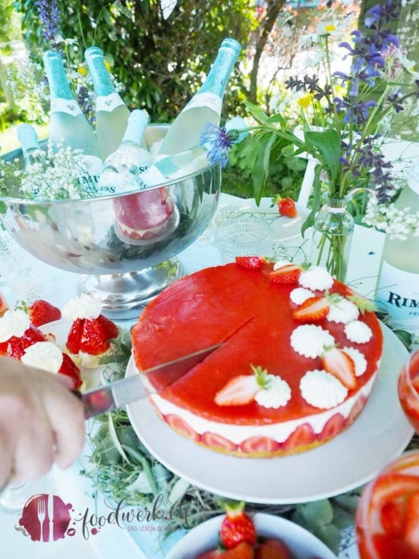 Torte auf dem Midsommar Buffet wird angeschnitten