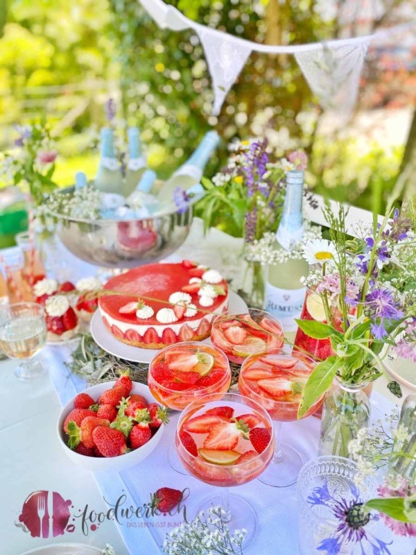 Midsommar Buffet mit Erdbeeren und Rimuss fresh