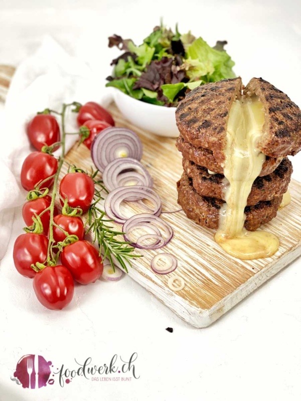 Raclette Suisse Burger mit Tomaten und Zwiebeln