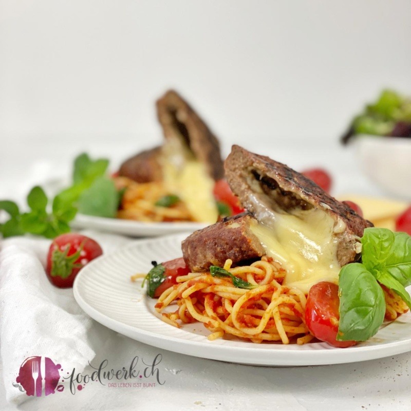 Gefüllte Raclette Burger auf Tomatenspaghetti