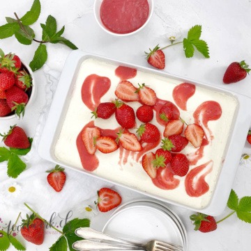 Erdbeer Tiramisu Dessert in weisser Schale zum servieren bereit von oben fotografiert