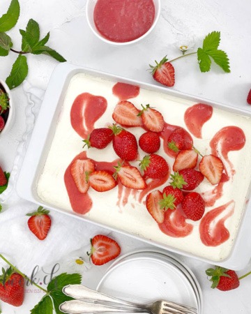 Erdbeer Tiramisu Dessert in weisser Schale zum servieren bereit von oben fotografiert