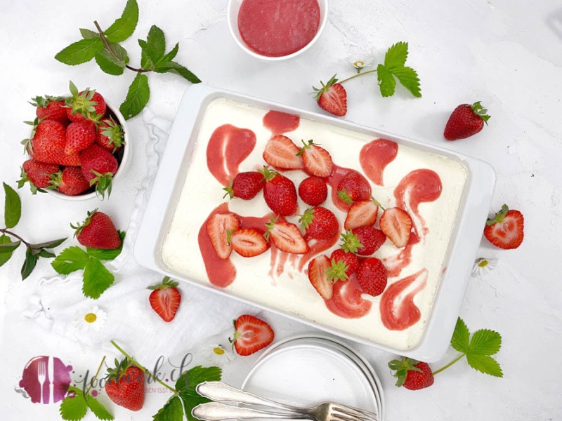 Erdbeer Tiramisu Dessert in weisser Schale zum servieren bereit von oben fotografiert