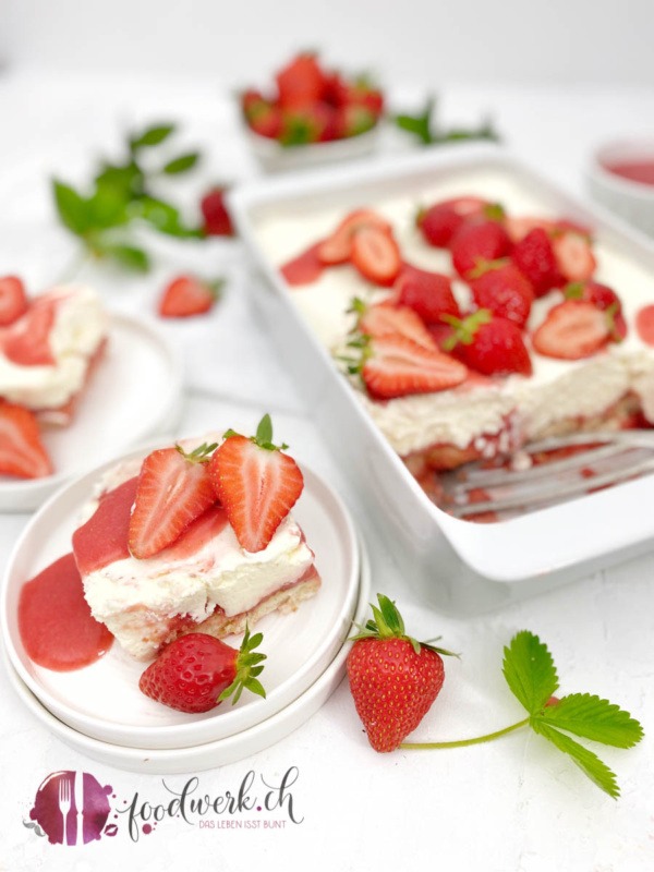 Erdbeer Tiramisu Dessert auf kleinem weissen Teller mit frischen Erdbeeren
