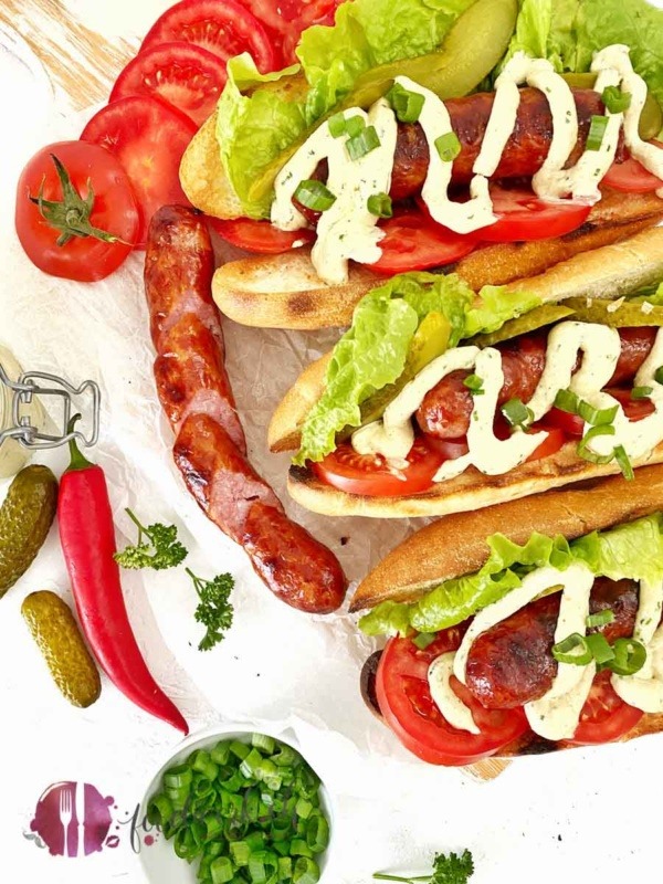Grill Hot Dog mit Saucisse d'Ajoie und der besten Hot Dog Sauce