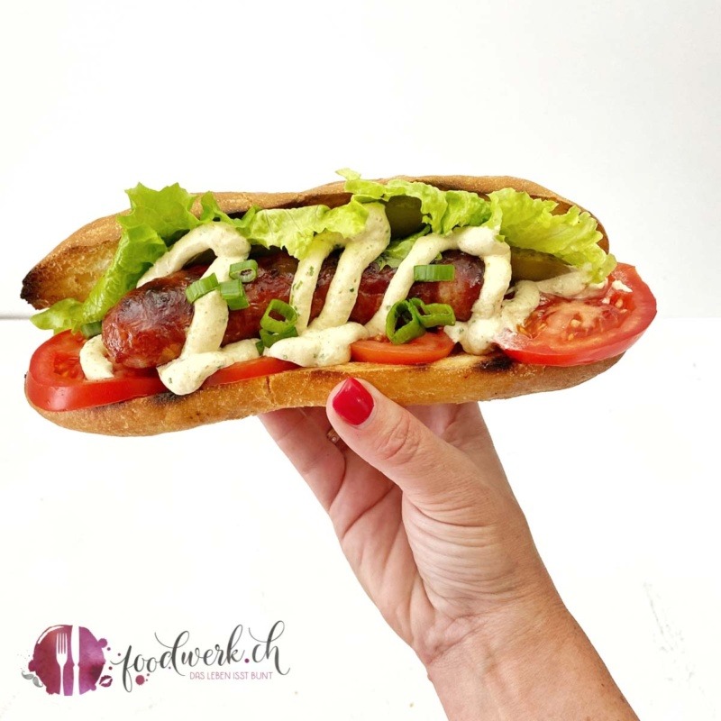 hot dog vom grill mit saucisse d ajoie und hand