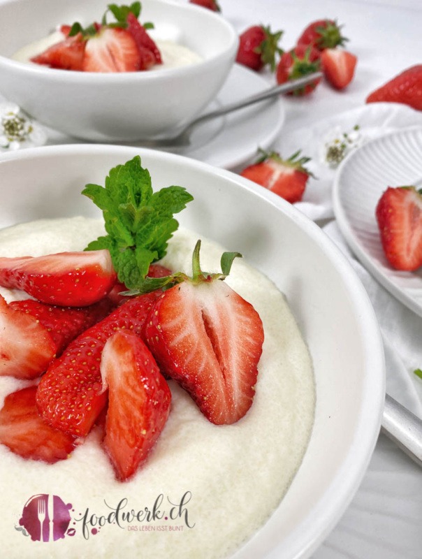 Saftige Erdbeeren auf Griesscreme nach Omas Rezept in weisser Schale serviert
