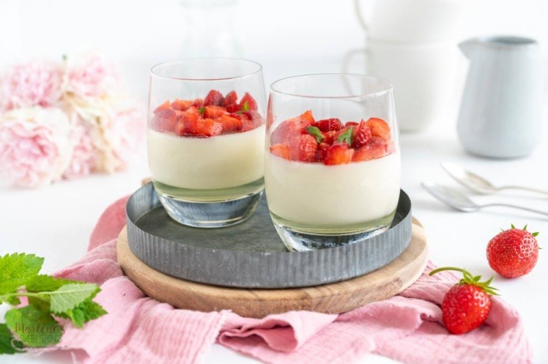 zitronenmelissen panna cotta mit erdbeeren - marlenes sweet things