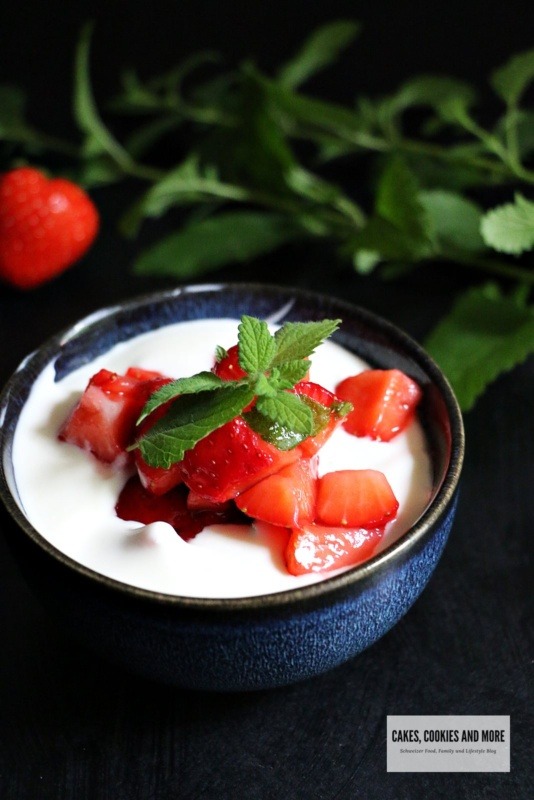 Zitronenmelissen Quark mit Erdbeeren