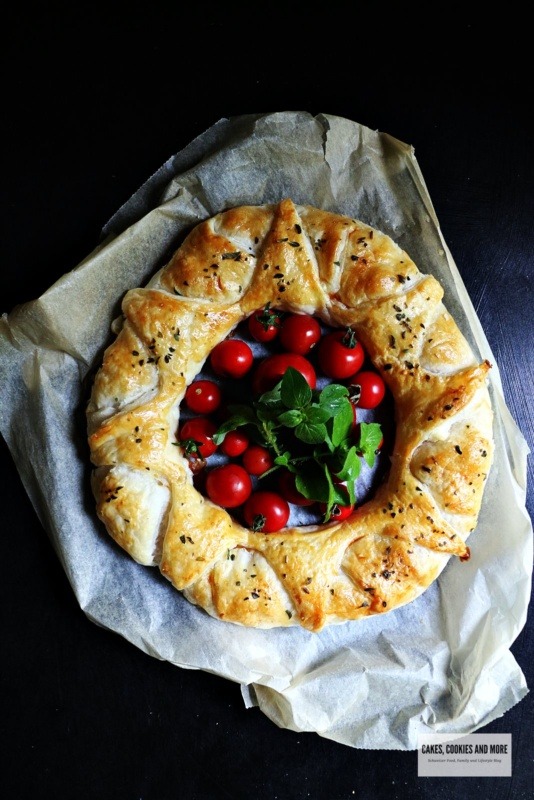 Blätterteigkranz mit Tomaten und Zucchetti von Cakes cookies and more