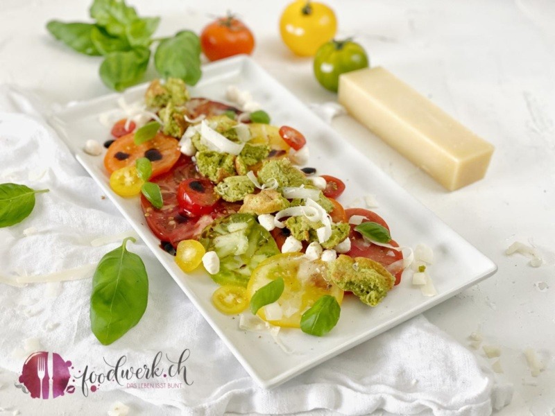 Weisse Servierplatte mit Basilikum Kaiserschmarrn und Tomatencarpaccio