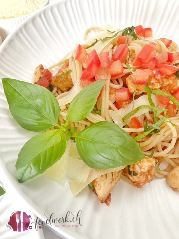 Basilikum und Spaghetti Bruschetta im weissen Teller