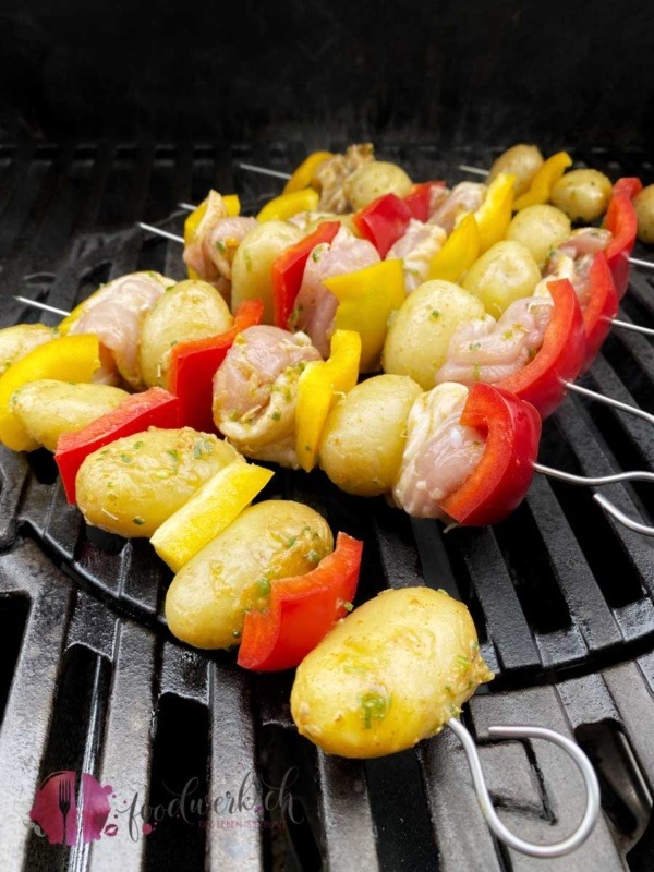 Kartoffelspiess mit Poulet auf dem Grill