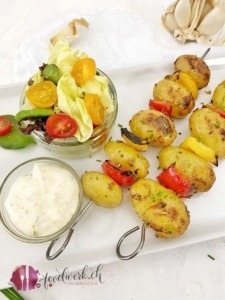 Grill Knoblauch Spiesse mit Hähnchen und Kartoffeln sowie serviert mit Salat und DIpp