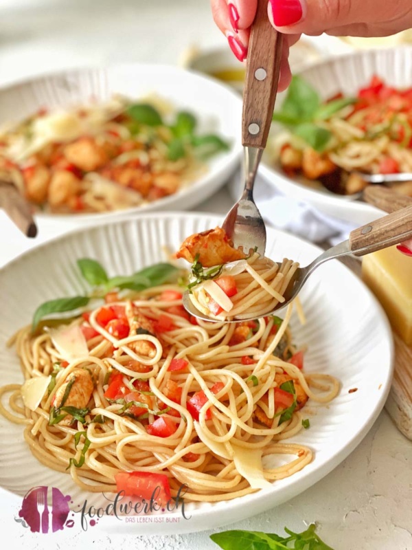 Spaghetti Bruschetta auf Gabel mit Hand