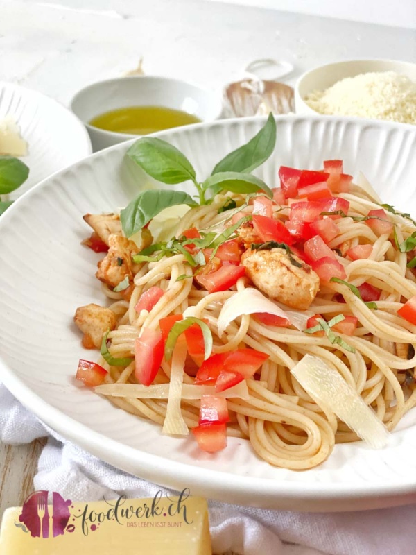 Spaghetti Bruschetta mir frischen Tomaten und Poulet