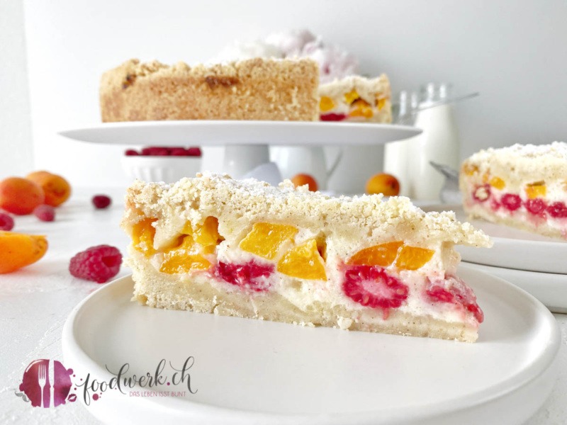 streuselkuchen mit walliser aprikosen und himbeeren